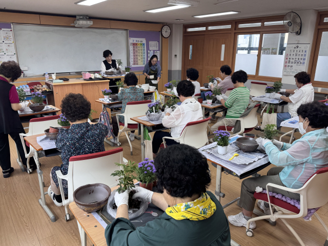 거창대학 미리 가보는 대학 프로그램에 참여한 학생들이 원예치료 프로그램 교육을 받고있다.거창대학 제공