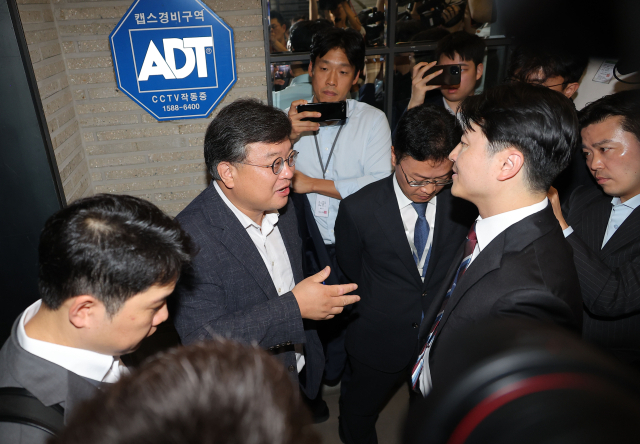 김건희 여사의 의혹들을 수사하는 민중기 특별검사팀이 18일 서울 여의도 국민의힘 중앙당사에 대한 