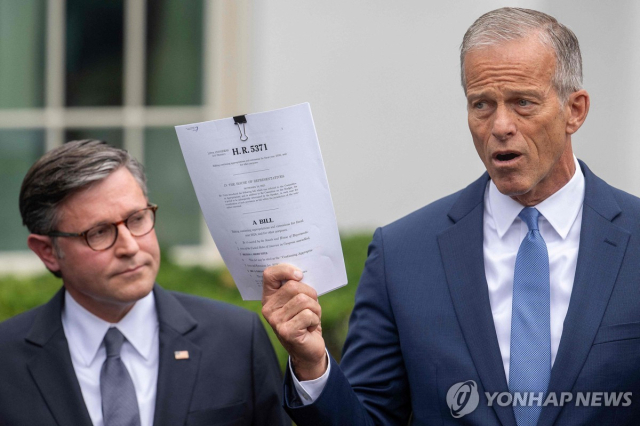 공화당 존 튠 상원 원내대표(오른쪽)와 마이크 존슨 하원의장. AFP 연합뉴스