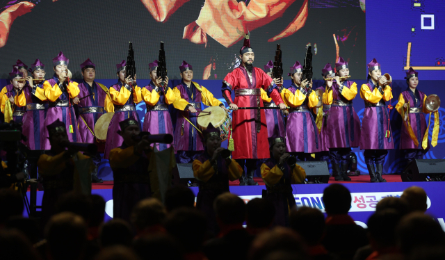 30일 경북 경주시 경상북도문화관광공사에서 열린 2025 APEC 정상회의 준비상황 보고 회의에서 국회 APEC 정상회의 지원 특별위원회 위원인 국민의힘 이인선 의원이 자료를 살펴보고 있다. 연합뉴스