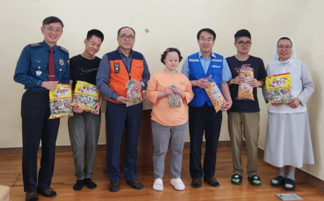 경북 아미회와 안동경찰서, 코레일 안동역 봉사동아리가 함께 9월 30일 안동의 아네트의집을 찾아 봉사활동을 폈다. 경북 아미회 제공