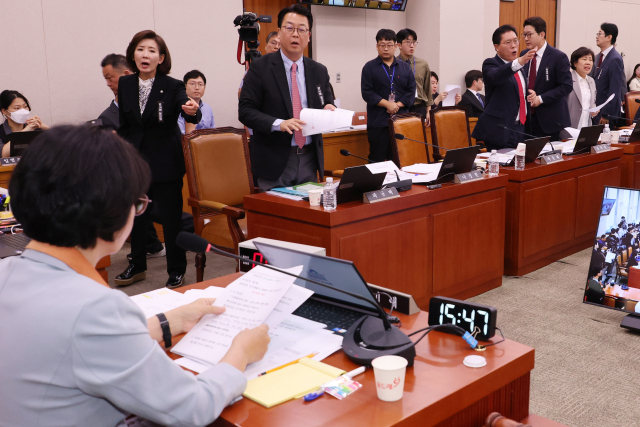30일 국회 법제사법위원회 전체회의에서 더불어민주당 추미애 위원장이 대법원에 대한 현장검증 실시계획서 채택의 건을 의결하려 하자 이에 반대하는 나경원 의원 등 국민의힘 위원들이 항의하며 회의장을 나가고 있다. 연합뉴스