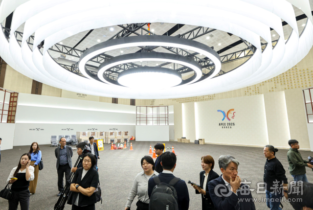 APEC 준비기획단이 지난달 30일 경주 화백컨벤션센터에 마련 중인 APEC 정상회의 장소를 사전 답사 하고 있는 모습. 안성완 기자