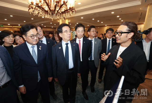 양정웅 예술총괄감독이 30일 경주 라한호텔에서 우원식 국회의장과 국회 APEC 정상회의 지원 특별위원회 위원들에게 만찬당일 정상들에게 선보일 문화공연 관련 브리핑을 하고 있다. 안성완 기자 asw0727@imaeil.com