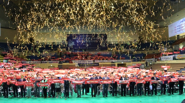 30일 경주실내체육관에서 열린 2025년 APEC 정상회의 성공개최 범시민실천결의대회 참석자들이 퍼포먼스를 하고 있다. 경주시 제공