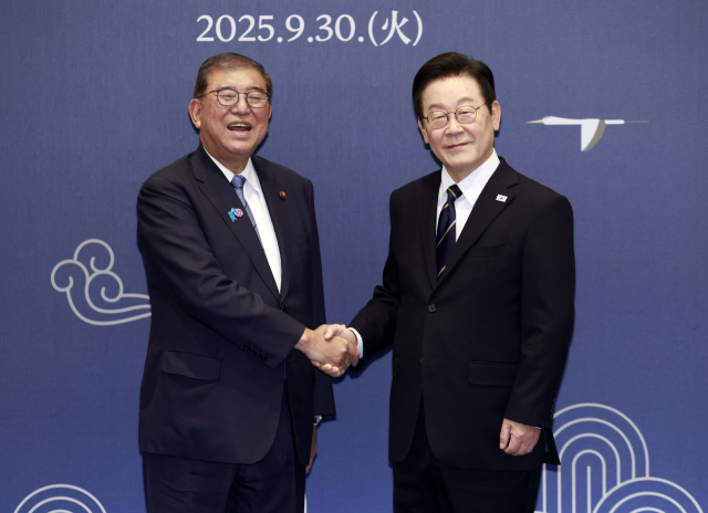 이재명 대통령과 이시바 시게루 일본 총리가 30일 부산 누리마루 APEC 하우스에서 정상회담에 앞서 악수하고 있다. 연합뉴스