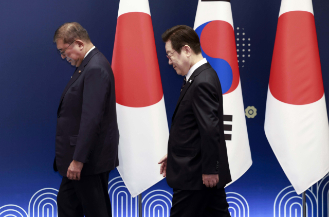 이재명 대통령과 이시바 시게루 일본 총리가 30일 부산 누리마루 APEC 하우스에서 기념 촬영을 위해 함께 이동하고 있다. 연합뉴스