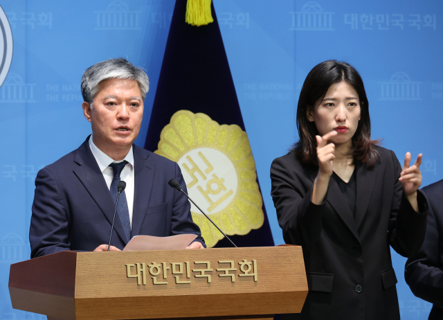 30일 서울 여의도 국회 소통관에서 열린 지귀연 부장판사의 룸살롱 접대 의혹 사건 관련 기자회견에서 더불어민주당 정의찬 원내대표실 정무실장이 지귀연 판사 교체와 공수처 수사를 촉구하고 있다. 연합뉴스