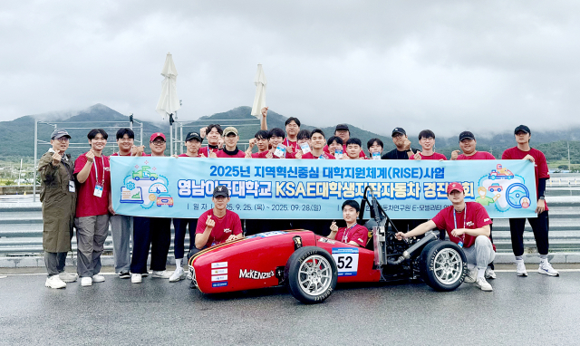 영남이공대 학생들이 대회를 마치고 장운근 교수와 기념사진을 촬영하고 있다. 영남이공대 제공