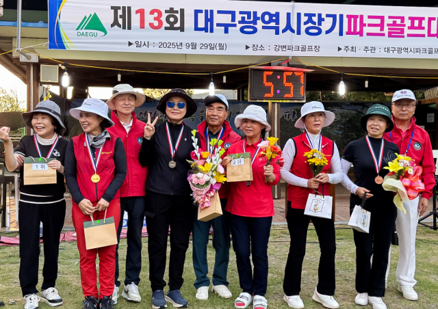 영진전문대 파크골프경영과 김종분(왼쪽서 네 번째) 학생이 여자단체전에서 2위를 차지하고 입상자·대회 관계자와 기념촬영을 하고 있다. 영진전문대 제공