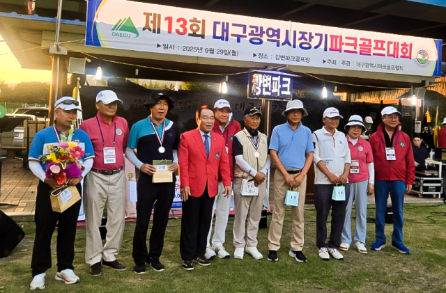 영진전문대 파크골프경영과 김정호(사진 왼쪽) 학생이 제13회 대구광역시장기 파크골프대회 남자 일반부 1위를 차지하고 입상자·대회 관계자와 기념촬영을 하고 있다. 영진전문대 제공