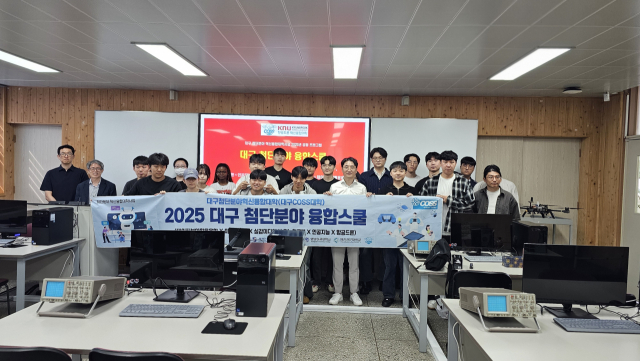 영남이공대 학생들이 경북대 인공지능 항공드론 혁신융합대학사업단 인공지능 강의실에서 기념촬영을 하고 있다. 영남이공대 제공