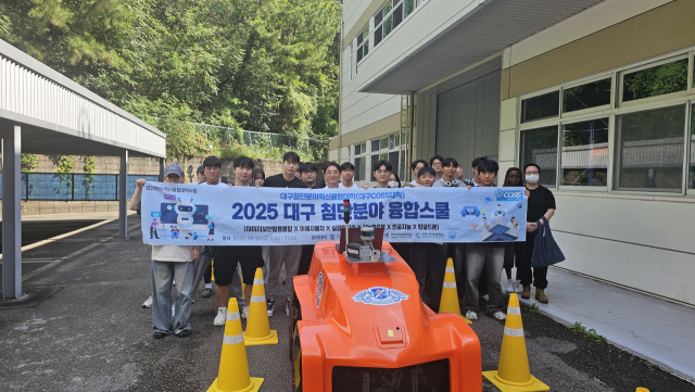 영남이공대 학생들이 계명대 미래자동차 혁신융합대학사업단 자율주행 시험장에서 기념촬영을 하고 있다. 영남이공대 제공