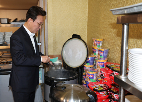 '천원 백반집' 찾은 김민석 총리…