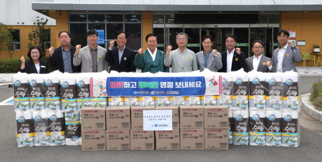 안동시는 지난달 29일부터 2일까지 추석을 맞아 복지시설과 취약계층을 대상으로 위문을 실시한다. 사진은 지난달 29일 권기창 안동시장이 대성사회복지재단을 찾아 위문품을 전달한 모습. 안동시 제공