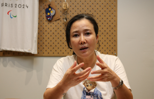정정림 전 휠체어 테니스 감독이 주식회사 랠리 사무실에서 은퇴 이후 이야기를 들려주고 있다. 김도훈 기자