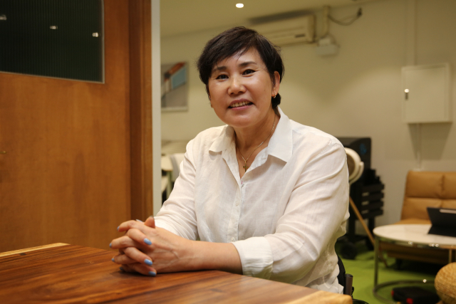 전 휠체어 테니스 국가대표 홍영숙 선수가 주식회사 랠리 사무실에서 은퇴 이후 이야기를 들려주고 있다. 김도훈 기자