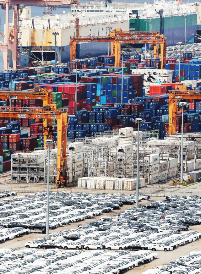 반도체·자동차 수출 호조 등과 함께 지난 7월 우리나라 경상수지가 27개월째 흑자 기조를 이어갔다. 한국은행이 4일 발표한 국제수지 잠정 통계에 따르면 7월 경상수지는 107억8천만달러 흑자로 집계됐다. 6월보다 줄었지만, 7월 기준으로는 역대 최대일 뿐 아니라 2000년대 들어 두 번째로 긴 27개월 연속 흑자 기록이다. 사진은 이날 경기도 평택항에 컨테이너가 쌓여 있는 모습. 연합뉴스