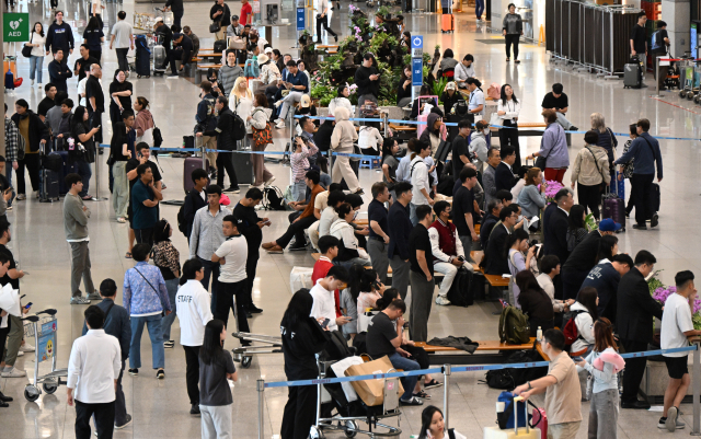10월 29일 인천국제공항 제1터미널 입국장이 관광객들로 붐비고 있다. 연합뉴스