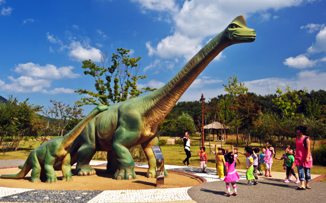 금성산 자락에 자리 잡은 선운생태공원에 가면 한반도를 주름잡았던 각종 공룡화석과 공룡들의 이야기를 전시하고 해설하는 작은 자연사박물관을 만나게 된다.
