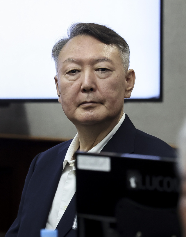 윤석열 전 대통령이 26일 서울 서초구 서울중앙지법에서 열린 특수공무집행방해, 직권남용 권리행사방해 등 혐의 사건 1차 공판에 출석해 있다. 연합뉴스