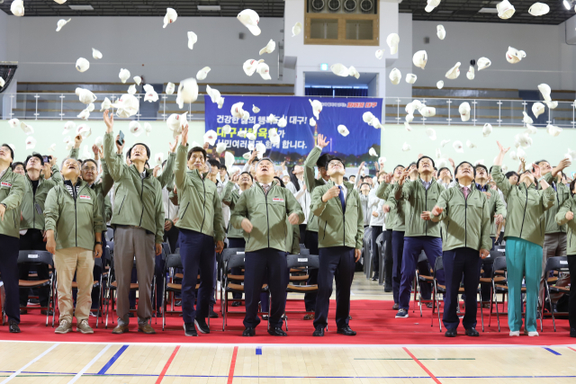 대구시 선수단의 전국체전 결단식에서 참가자들이 선전을 다짐하며 일제히 모자를 공중으로 던지고 있다. 대구시체육회 제공