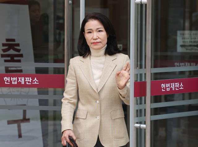 이진숙 전 방송통신위원장이 1일 서울 종로구 헌법재판소에서 방송미디어통신위원회 설치법에 대한 헌법소원심판 청구서를 제출한 뒤 민원실을 나서고 있다. 연합뉴스