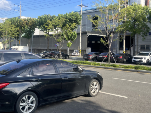 불똥 튀면 큰일인데… 노후산단 빼곡한 가로 주차 방치하는 구청