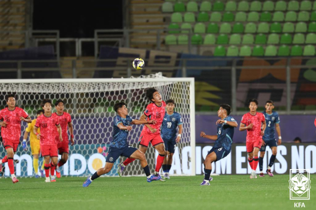 1일 칠레 발파라이소의 에스타디오 엘리아스 피게로아 브란데르에서 열린 2025 FIFA U-20 월드컵 조별리그 B조 2차전 파라과이와의 경기. 최병욱이 상대 선수들과 볼경합을 벌이고 있다. 연합뉴스