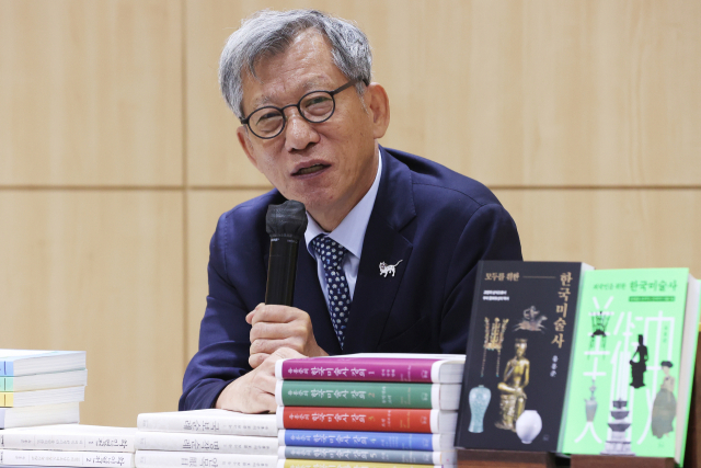 유홍준 국립중앙박물관 관장이 9월 23일 서울 마포구 창비서교빌딩에서 