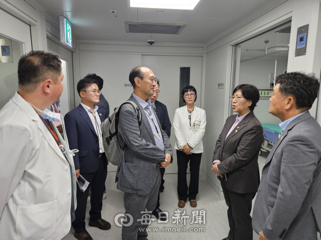 정은경 보건복지부 장관이 1일 동국대 경주병원을 찾아 APEC 정상회의 기간 응급 의료 준비 상황 등을 검검하고 있다. 경주시 제공