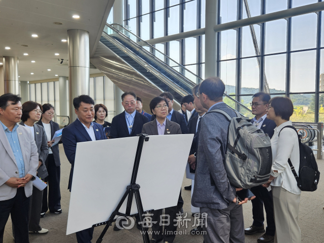 정은경 보건복지부 장관이 1일 경주화백컨벤션센터에서 APEC 정상회의 기간 응급 의료 준비 상황 등을 보고 받고 관계자들과 의견을 나누고 있다. 경주시 제공
