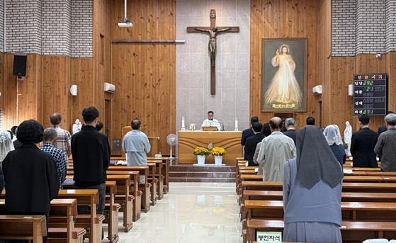 참빛그룹 창업주인 고 이대봉 회장 1주기 추모미사가 1일 경남 합천성당에서 엄수됐다. 참빛그룹 제공