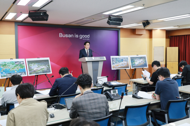 박형준 부산시장이 1일 오전 부산시청 프레스센터에서 브리핑을 열고 