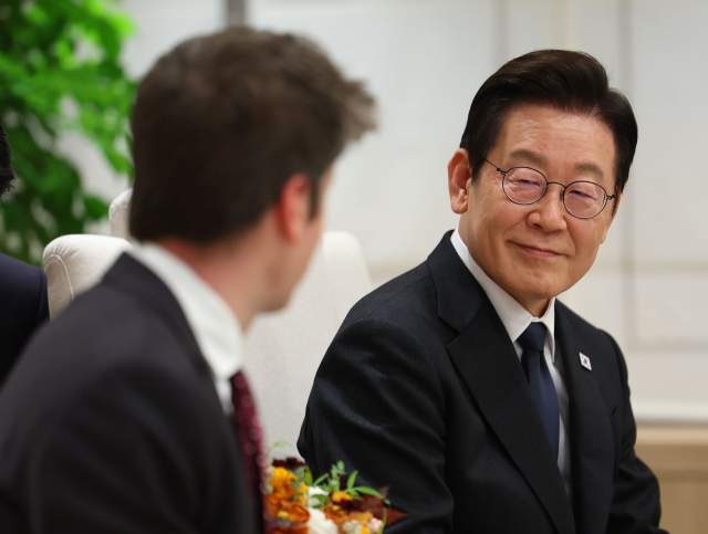 이재명 대통령이 1일 용산 대통령실에서 오픈AI 샘 올트먼 대표의 발언을 경청하고 있다. 연합뉴스