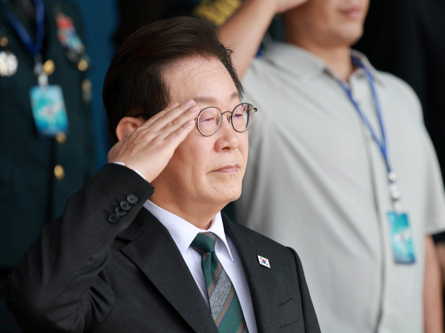 이재명 대통령이 1일 충남 계룡대 대연병장에서 열린 건군 77주년 국군의 날 기념행사에서 거수경례하고 있다. 연합뉴스