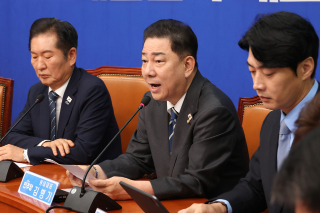 더불어민주당 김병기 원내대표가 2일 서울 여의도 국회에서 열린 최고위원회의에서 발언하고 있다. 연합뉴스