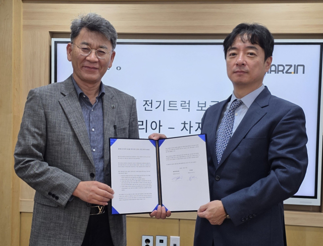 차지인 최영석 대표와 볼보트럭코리아 박강석 대표가 업무협약서를 내보이고 있다. 차지인 제공