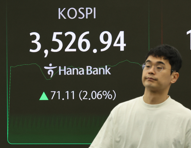 코스피가 장중 3,500선을 돌파한 2일 서울 중구 하나은행 딜링룸에서 한 딜러가 자리로 향하고 있다. 연합뉴스