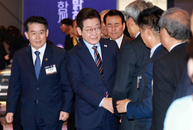 이재명 대통령이 2일 서울 광진구 그랜드워커힐서울 호텔에서 열린 제19회 세계한인의 날 기념식에서 참석자들과 인사를 하고 있다. 연합뉴스
