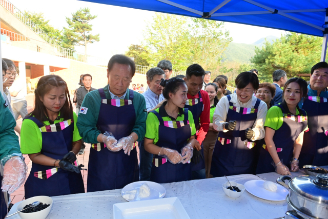 송미령 농림축산식품부 장관(오른쪽에서 세 번째)이 추석을 앞두고 경북 봉화군을 찾아 외국인 계절근로자들과 함께 송편을 빚고 있다. 봉화군 제공