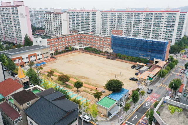경북 안동강남초등학교의 전경과 인근 주거 단지의 모습. 계획도시 형태로 조성된 안동시 정하동 지역은 주거 단지와 인접해 초등학교를 품은 형태로 지어져 젊은 세대들에게 인기가 많은 지역이다. 김영진 기자