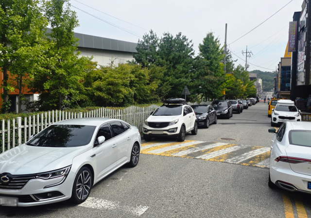 경북 안동강남초등학교 뒷편 골목길은 주거단지와 학원가를 연결해주고 있는 주요 통로이지만 지역 내 주차공간 부족으로 이중주차가 빈번히 아이들의 보행에 위협이 되는 상황이다. 학부모들은 안동시에 안심보행로 마련을 요청했지만 주정차 민원을 이유로 거부된 것으로 전해진다. 김영진 기자