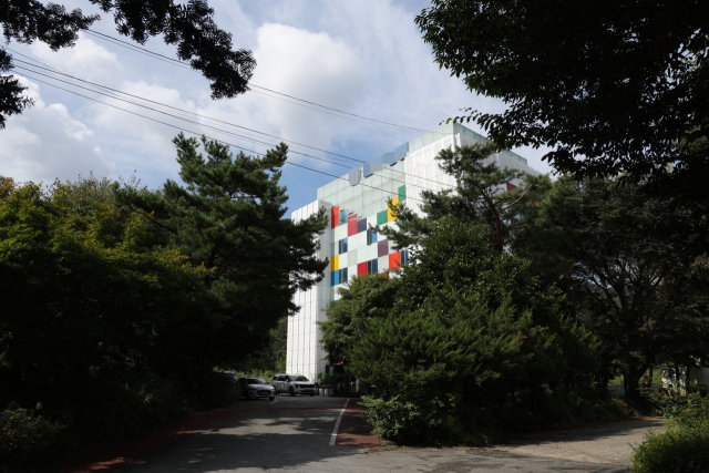 경기 남양주시는 윤석열 전 대통령 부인 김건희 씨 일가가 운영하는 A요양원에 대해 영업정지 104일 처분했다고 29일 밝혔다. 시는 A요양원이 요양급여 약 14억원을 부당 청구해, 노인장기요양법 37조 1항 4호 
