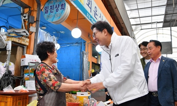 2일 오전 부산새벽시장을 방문한 박형준 부산시장(오른쪽)이 상인을 격려하고 있다. [사진=부산시]