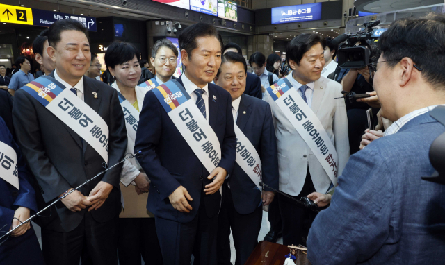 더불어민주당 정청래 대표와 김병기 원내대표를 비롯한 의원들이 추석연휴를 앞둔 2일 서울 용산역에서 귀성객들에게 인사하고 있다. 연합뉴스