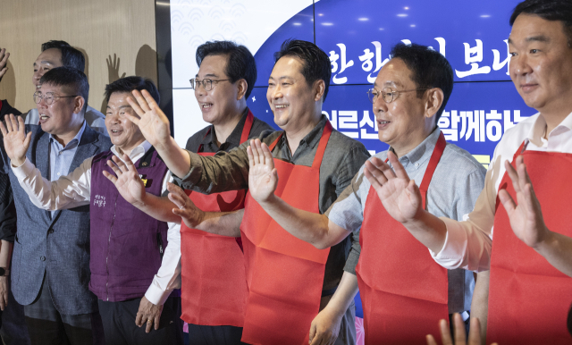 국민의힘 장동혁 대표와 송언석 원내대표, 당 지도부들이 추석 연휴를 하루 앞둔 2일 서울 동대문구 동백꽃 노인복지관을 찾아 어르신들에게 인사를 하고 있다. 연합뉴스