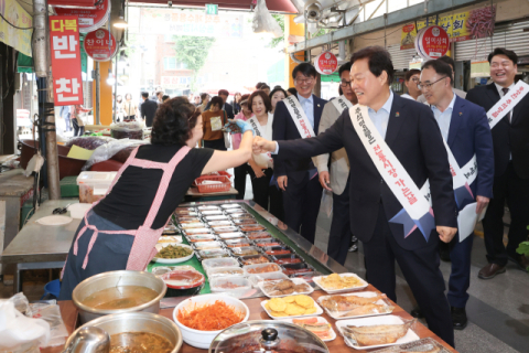 박완수 지사, 추석 앞두고 김해노인복지회관·동상시장 방문