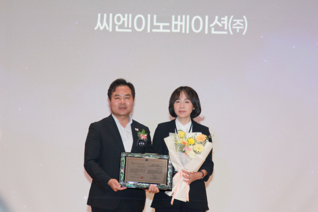 지난달 21일 김희정 씨엔이노베이션 대표(우측)가 