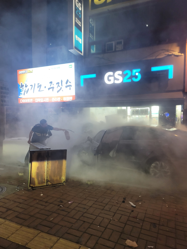 경찰이 순찰 도중 질주하며 연쇄 충돌사고를 유발한 차량을 발견, 시민들을 구조하고 사고를 수습해 눈길을 끌고 있다. 대구경찰청 제공
